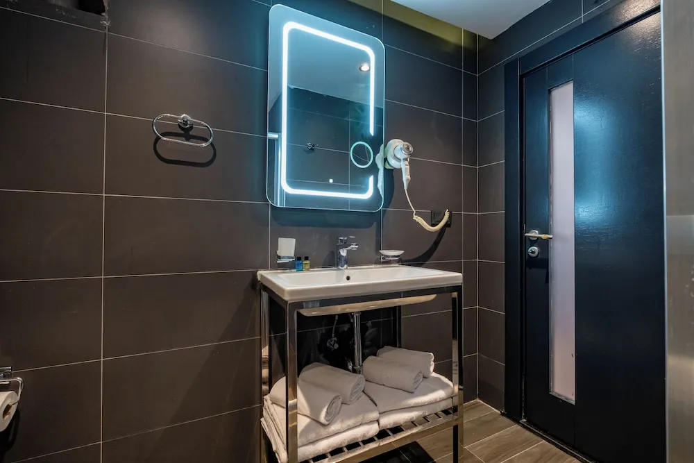 One-Bedroom Suite (Basement Floor)
