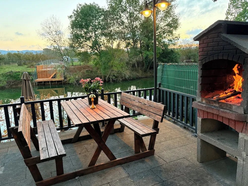 Exclusive Nehir Manzarali, Terasli ve Somineli Villa