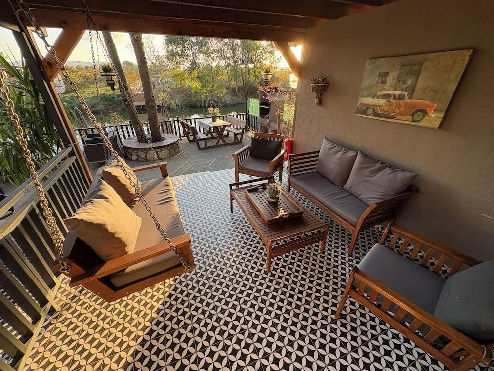 Exclusive Nehir Manzarali, Terasli ve Somineli Villa