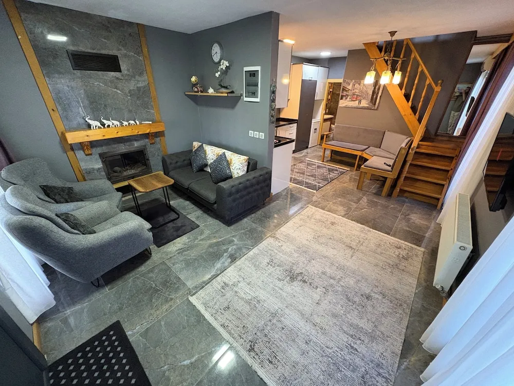 Exclusive Nehir Manzarali, Terasli ve Somineli Villa