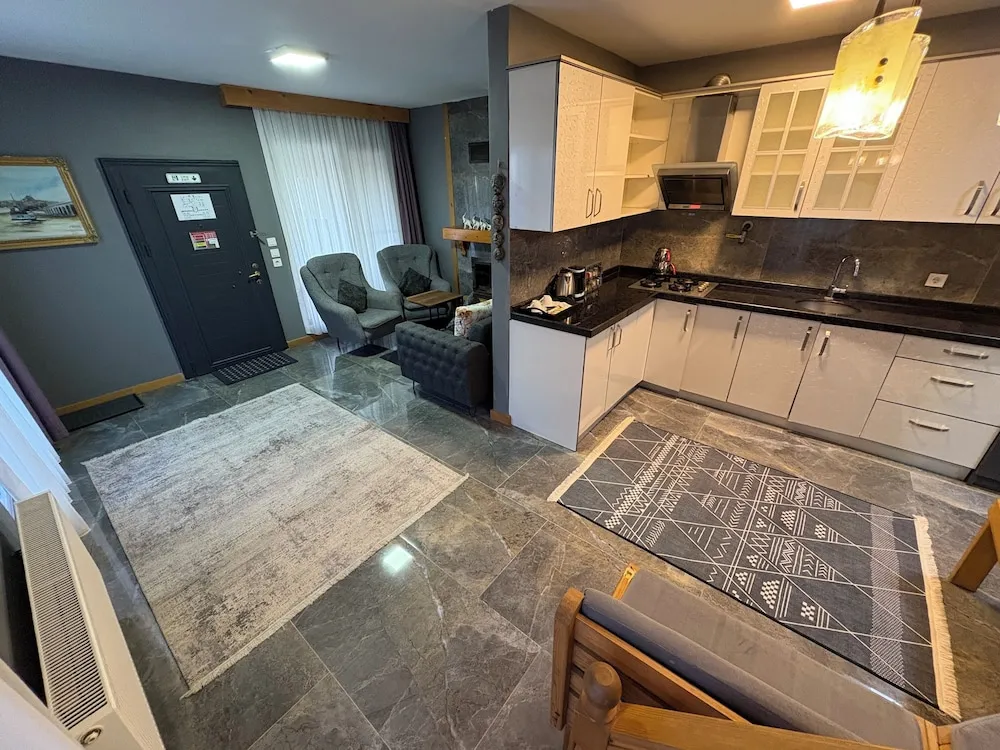 Exclusive Nehir Manzarali, Terasli ve Somineli Villa