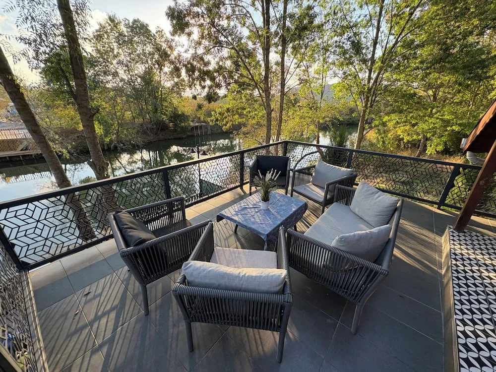 Exclusive Nehir Manzarali, Terasli ve Somineli Villa
