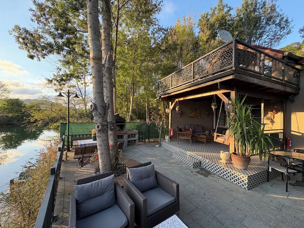 Exclusive Nehir Manzarali, Terasli ve Somineli Villa