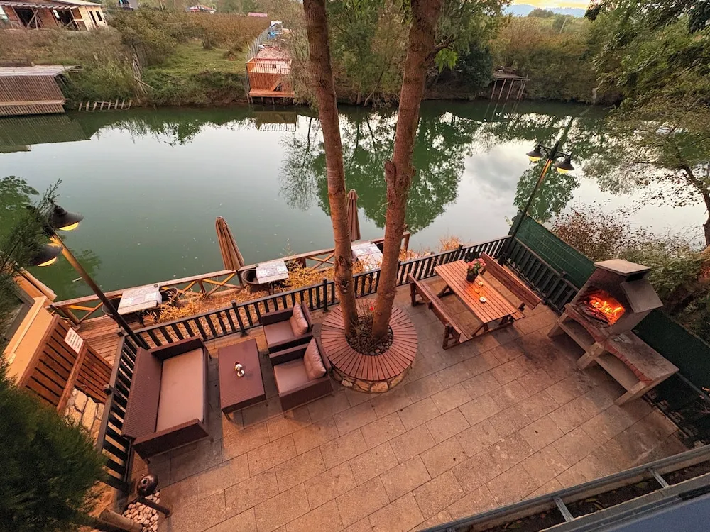 Exclusive Nehir Manzarali, Terasli ve Somineli Villa