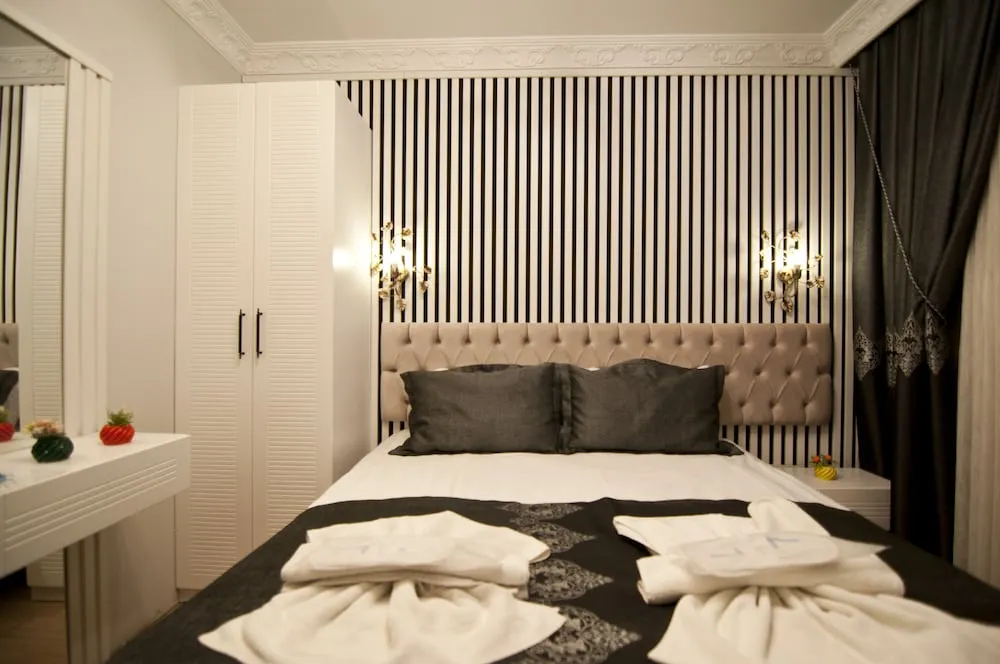 Economic Double Room with Balcony Lower Floor