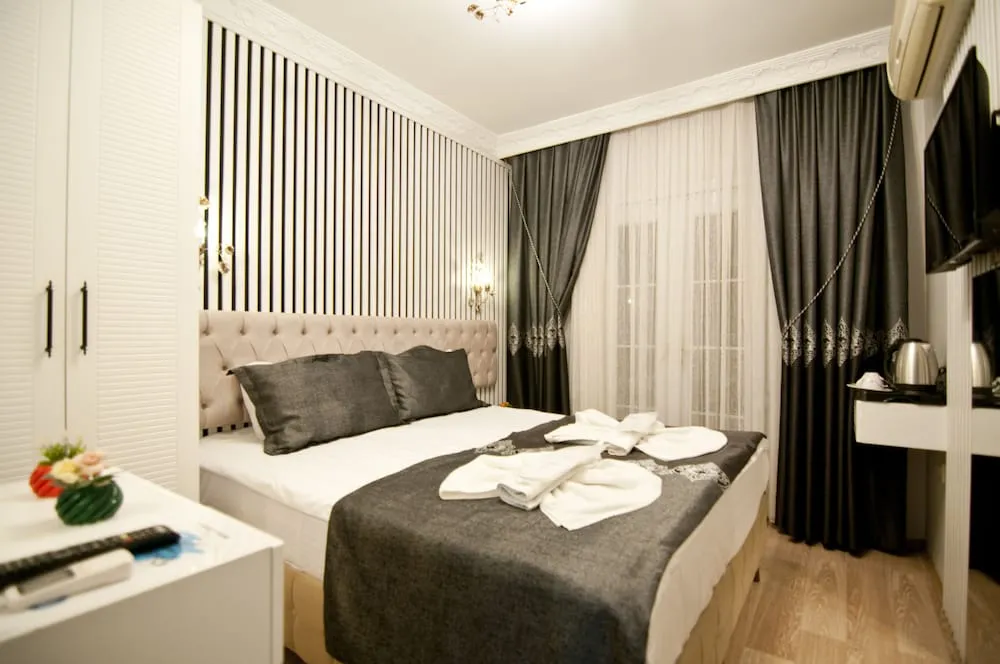 Economic Double Room with Balcony Lower Floor