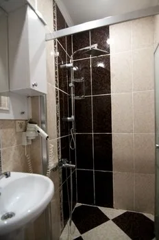 Hotel Broken Column