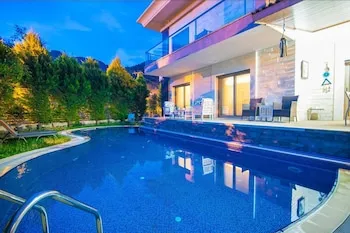 Jotun Villa, İçmeler