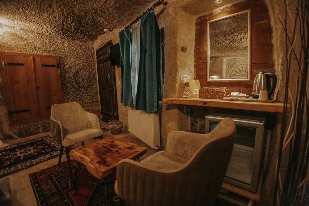 Deluxe Cave Room