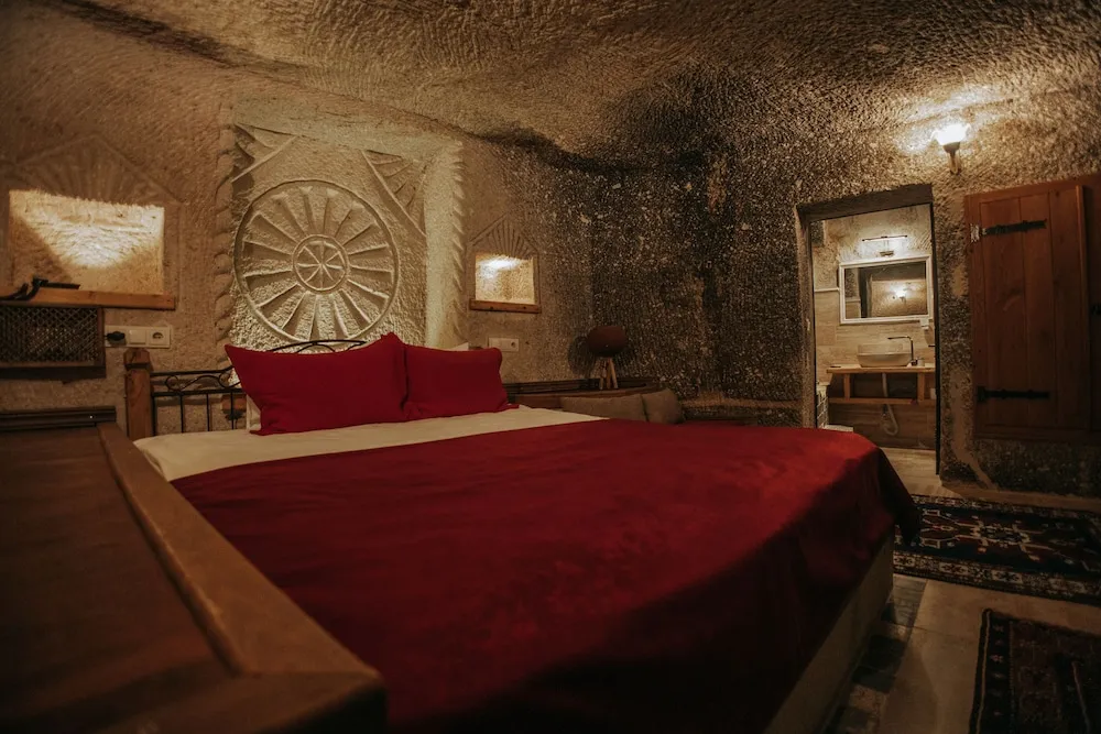 Deluxe Cave Room