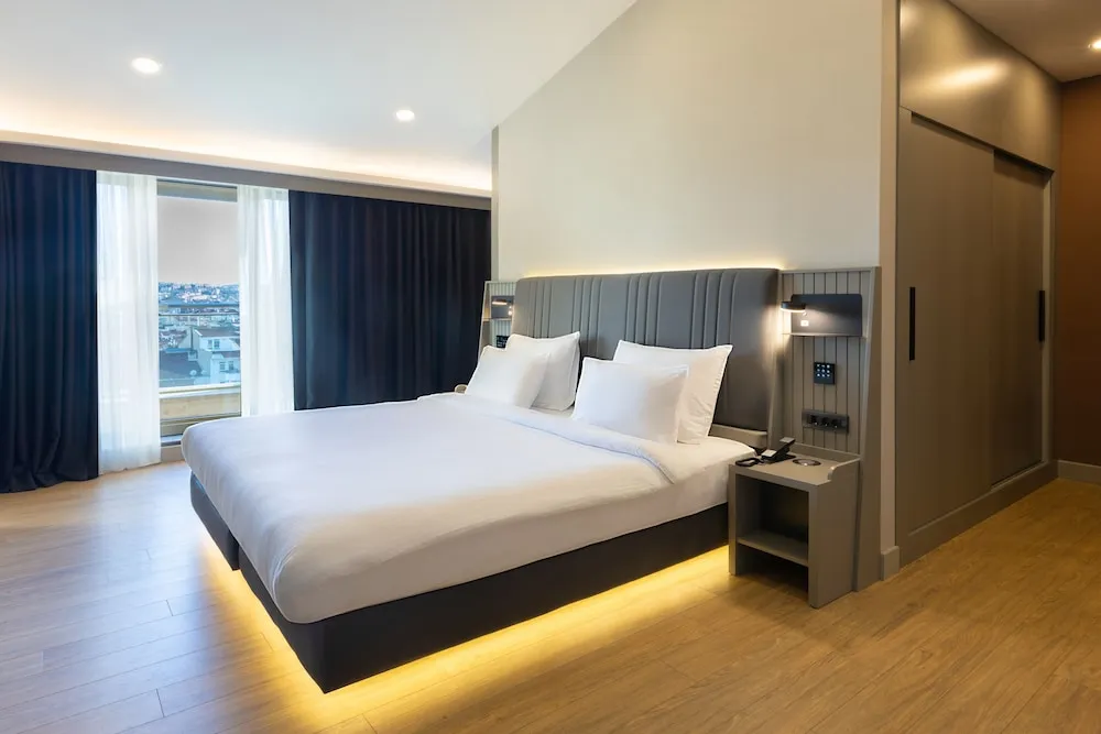 Deluxe Suit King River View Room