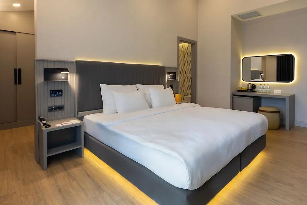 Deluxe Suit King City View Room