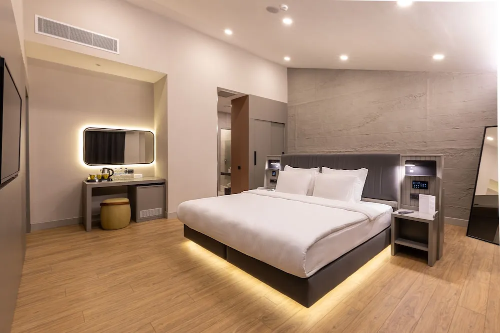 Deluxe Suit King City View Room