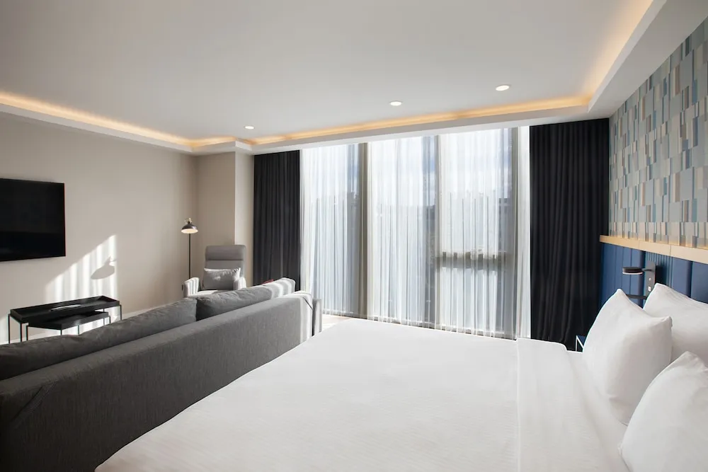 Junior Suite King City View Room
