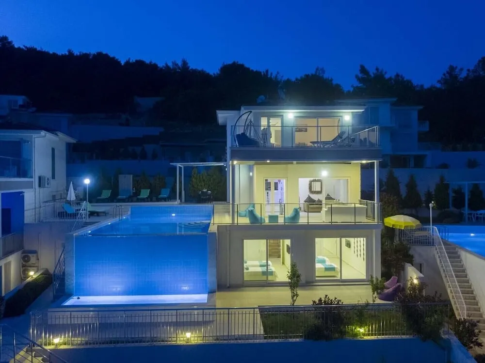 Konaklama yerinin ön cephesi - akşam/gece