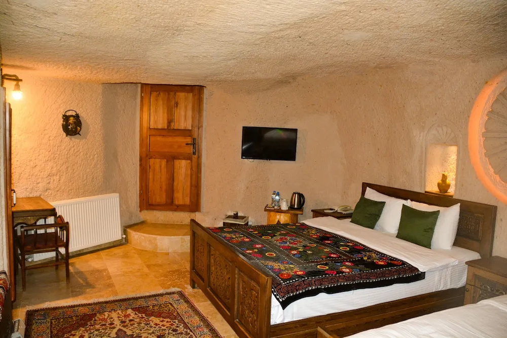 Deluxe Cave Room