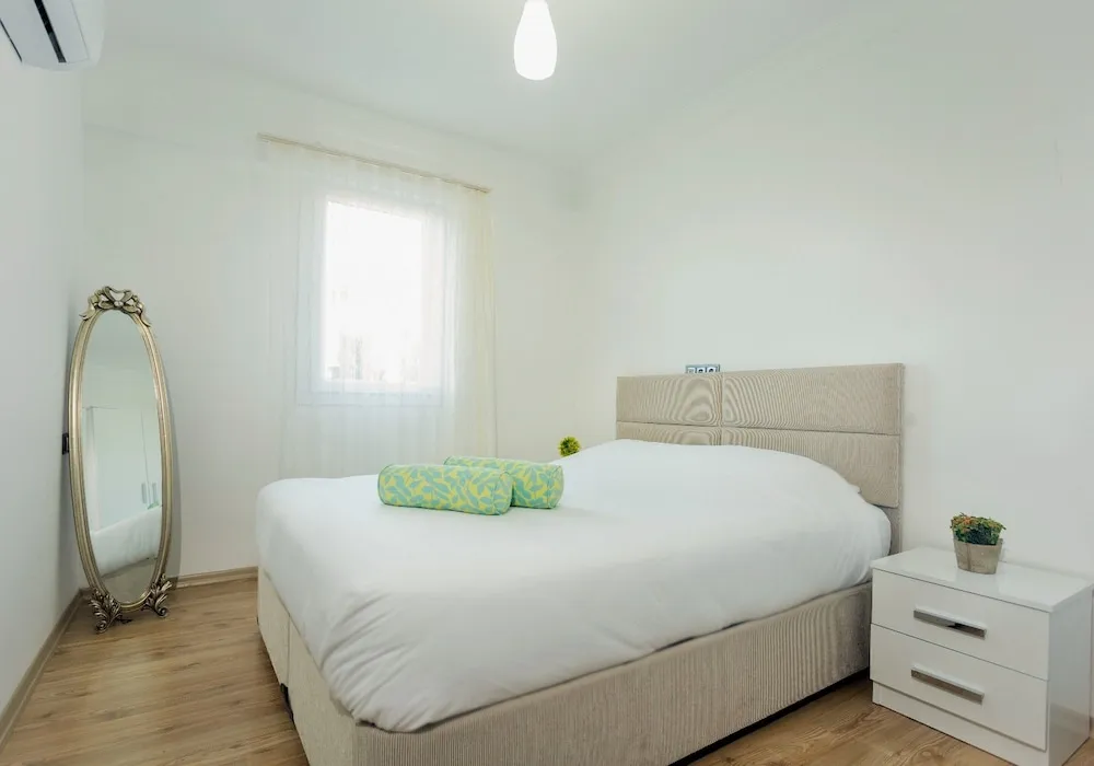 Apart Daire, Havuz Kenarı