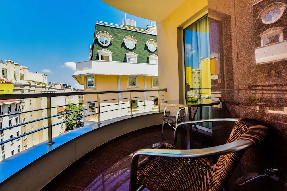 Deluxe Tek Büyük Yataklı Oda, Balkon, Köşe