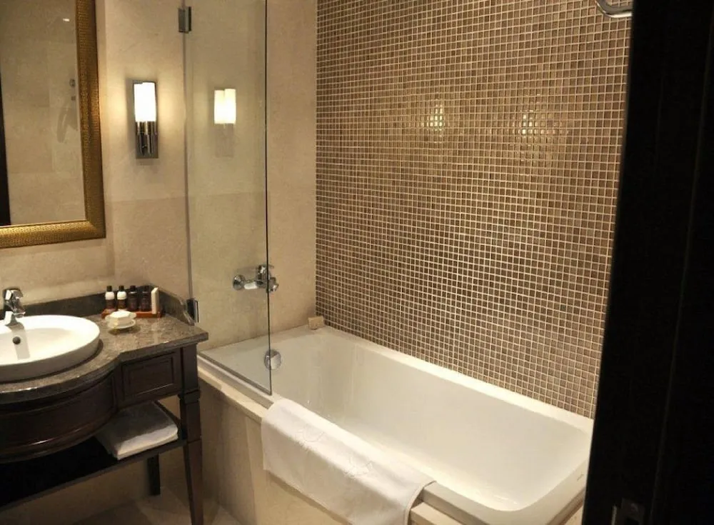 Premium Oda, 1 En Büyük (King) Boy Yatak, Club Dinlenme Salonu Girişi