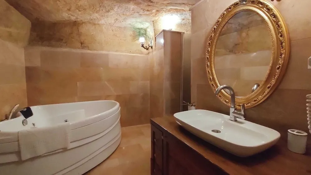 Luxury Tek Büyük Yataklı Oda, 1 Çift Kişilik Yatak, Sıcak Su Küveti