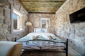 Aysel Inn House