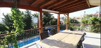 Villa FT17 by JoyLettings