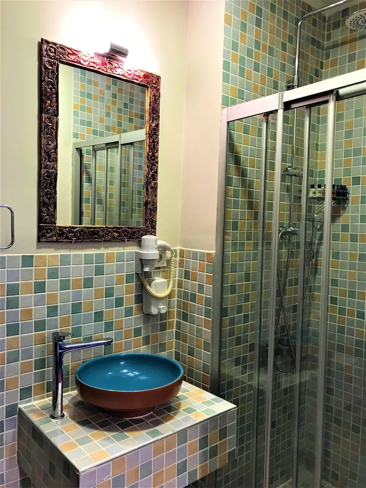 Deluxe Tek Büyük Yataklı Oda, 1 Büyük (Queen) Boy Yatak, Sigara İçilmez, Şehir Manzaralı