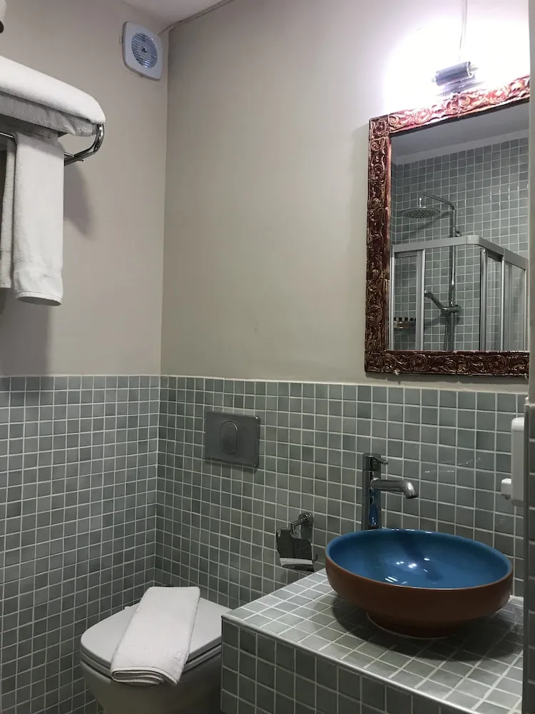 Deluxe Tek Büyük Yataklı Oda, 1 Büyük (Queen) Boy Yatak, Sigara İçilmez, Avlu Manzaralı