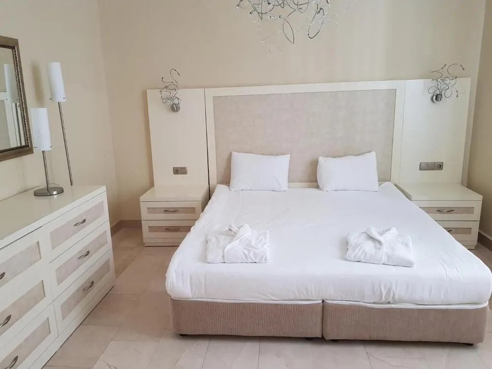Apart Daire, Havuz Manzaralı