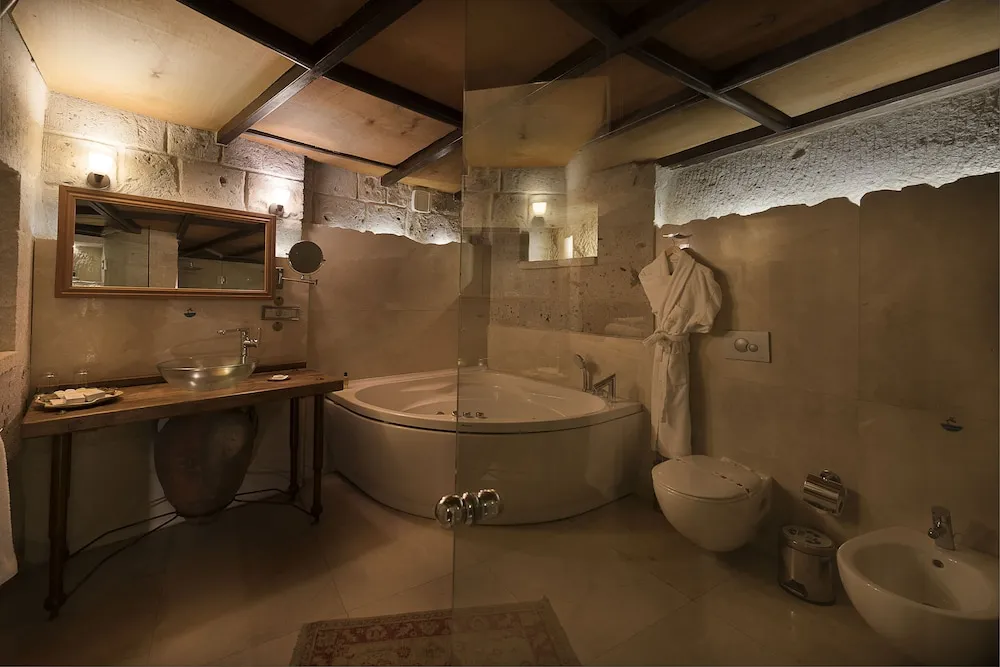 Deluxe Cave Suite