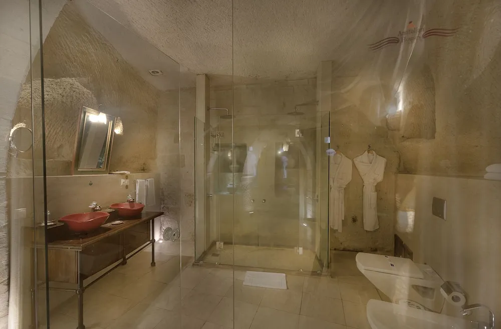 Deluxe Cave Suite