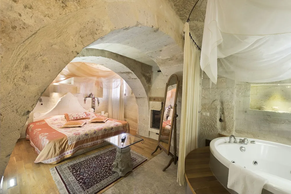 Deluxe Cave Suite
