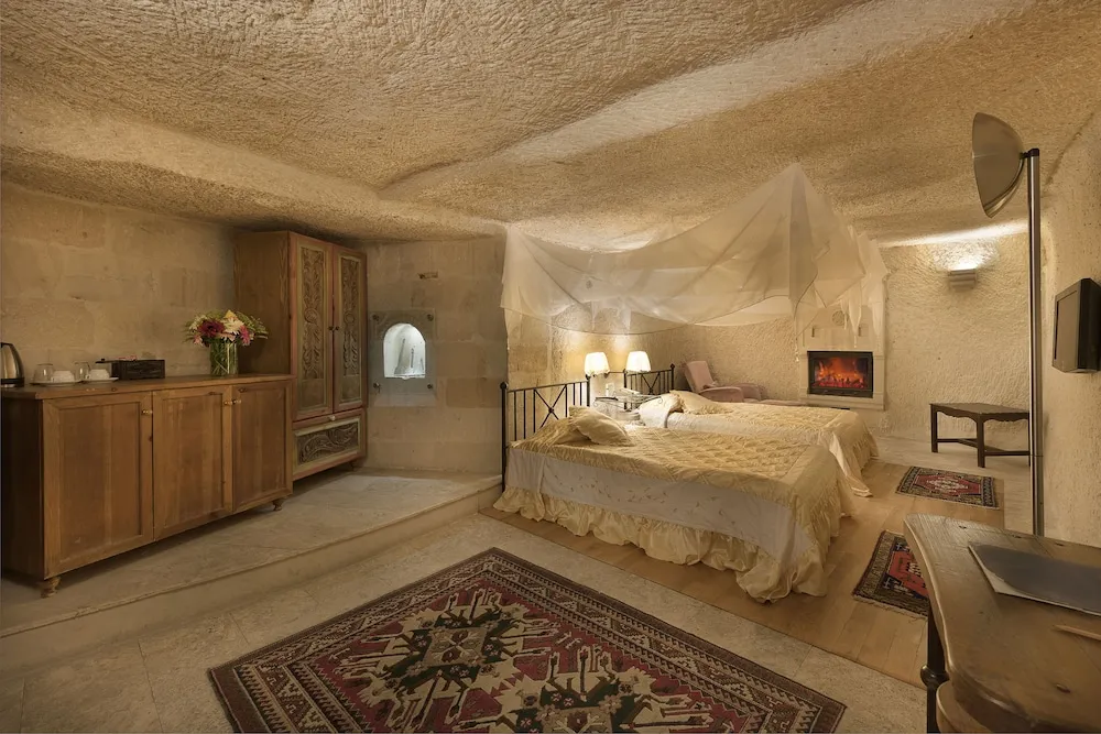 Deluxe Cave Suite