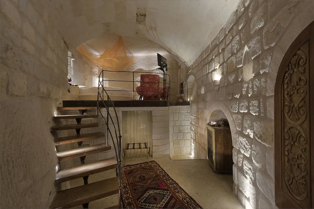 Deluxe Cave Suite