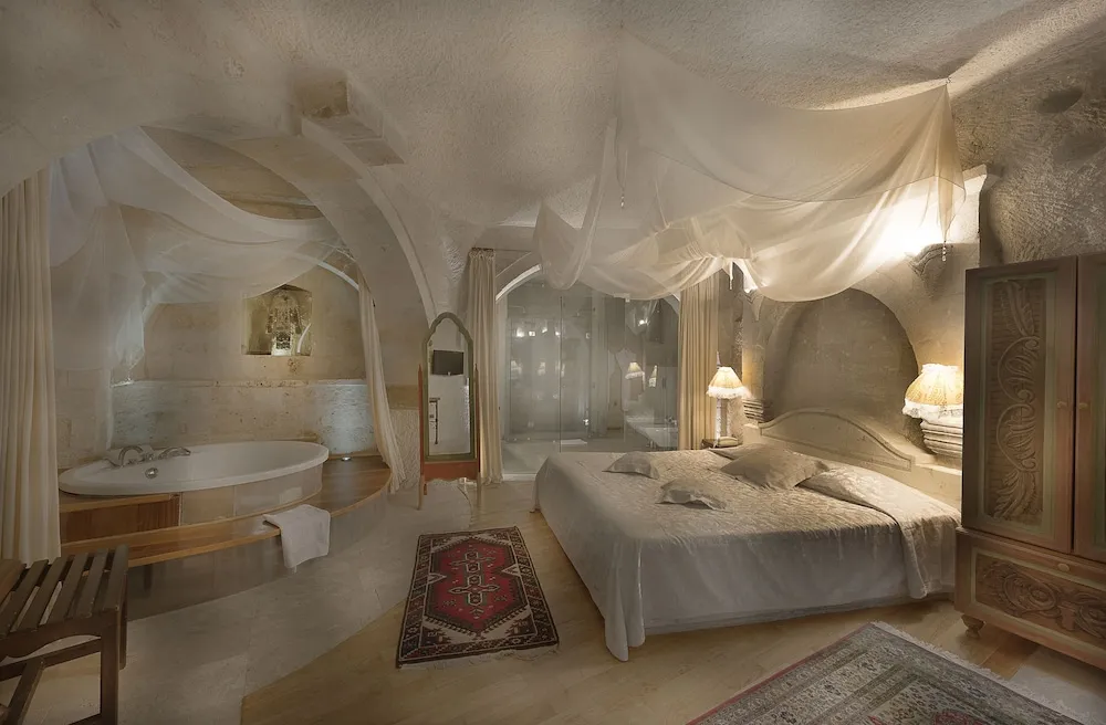 Deluxe Cave Suite