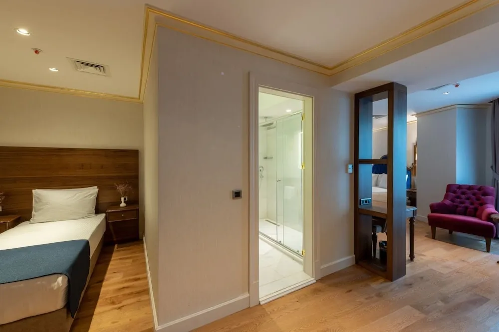 Suit Room with City View