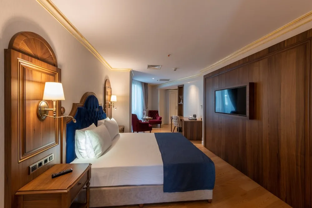 Suit Room with City View