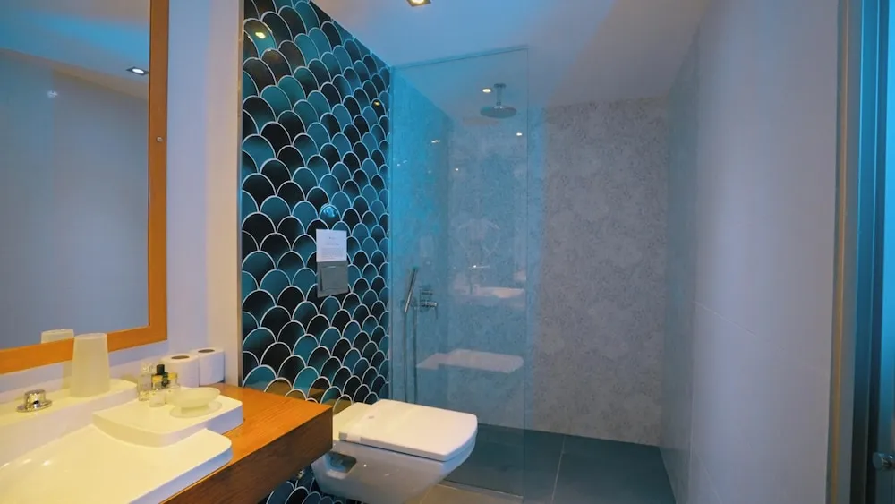 Deluxe Tek Büyük Yataklı Oda, Kısmi Deniz Manzaralı