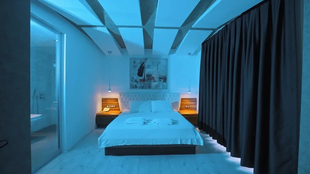 Deluxe Tek Büyük Yataklı Oda, Kısmi Deniz Manzaralı
