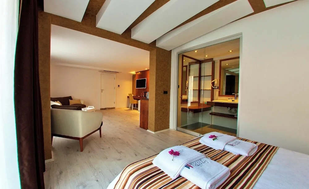 Deluxe Tek Büyük Yataklı Oda, Kısmi Deniz Manzaralı