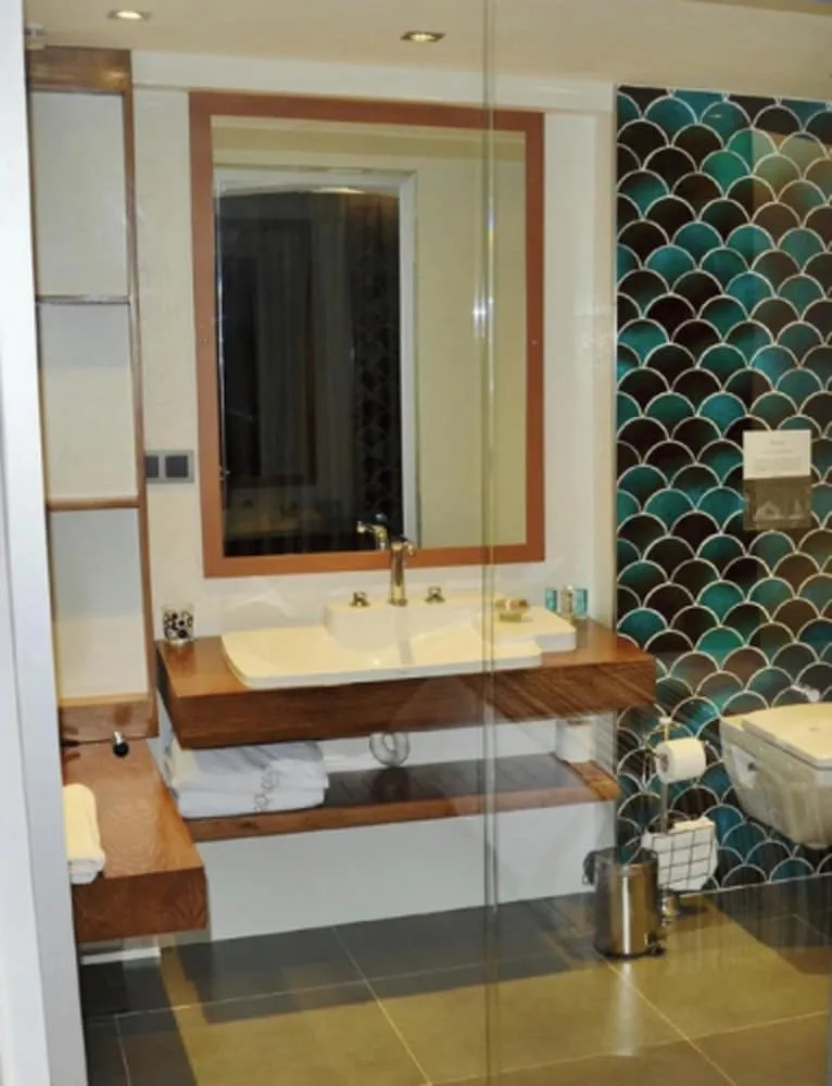 Deluxe Tek Büyük Yataklı Oda, Kısmi Deniz Manzaralı