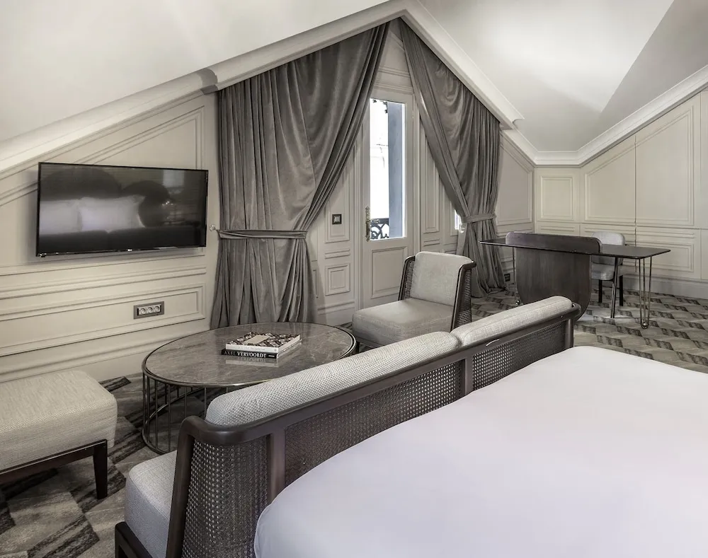 Chalet Penthouse Suite (Annex Building)