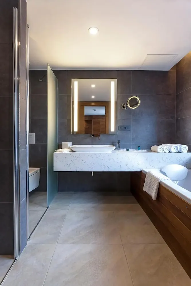 Comfort King Suite
