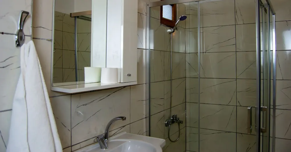 Standard Tek Büyük Yataklı Oda, Balkon, Havuz Manzaralı