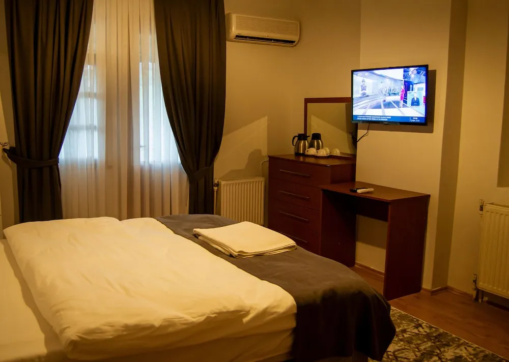 Standard Tek Büyük Yataklı Oda, Balkon, Havuz Manzaralı