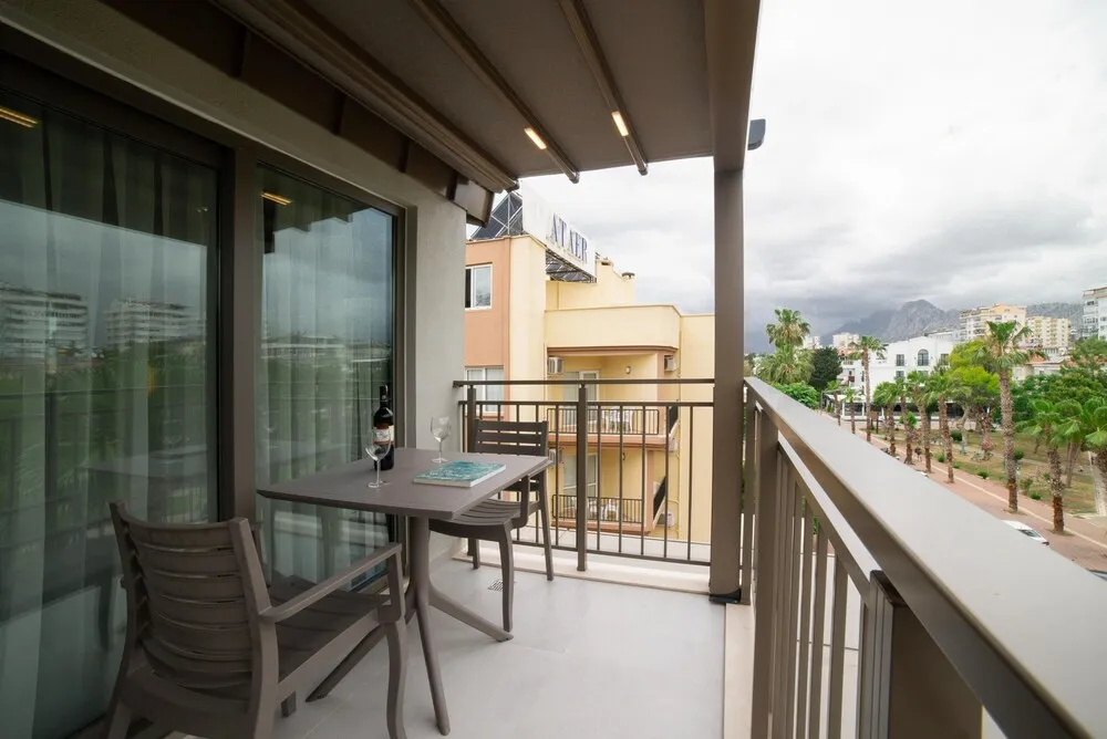 Junior Süit, Balkon