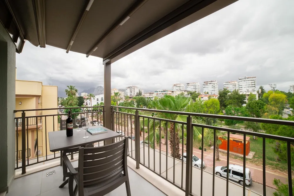 Junior Süit, Balkon