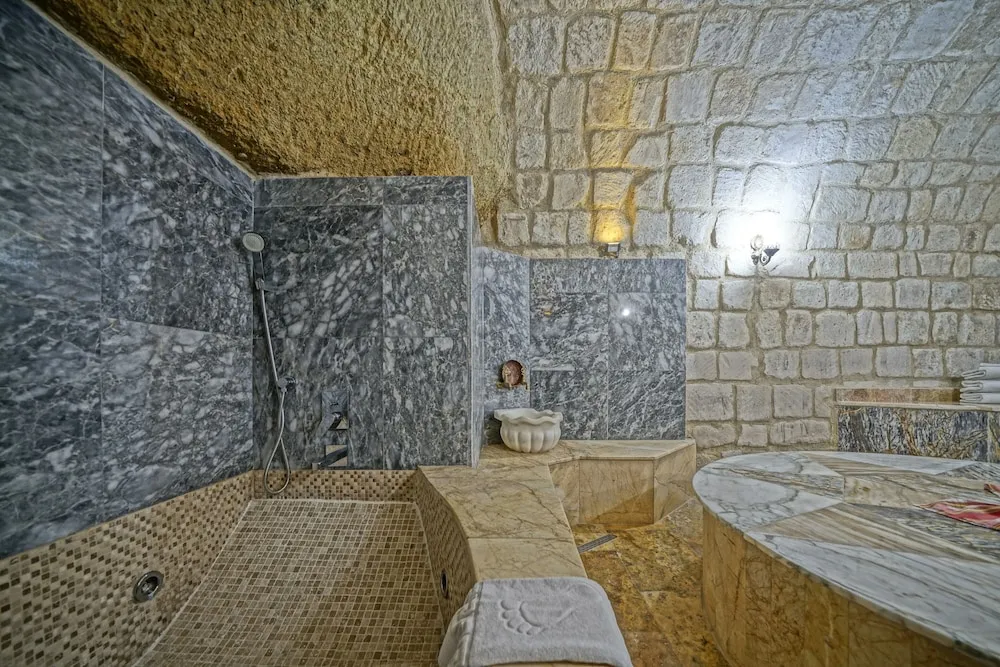Premium King Cave Suite
