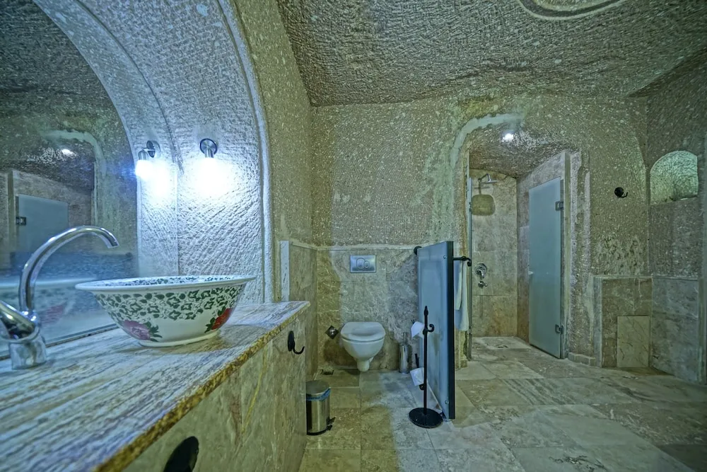 Premium King Cave Suite