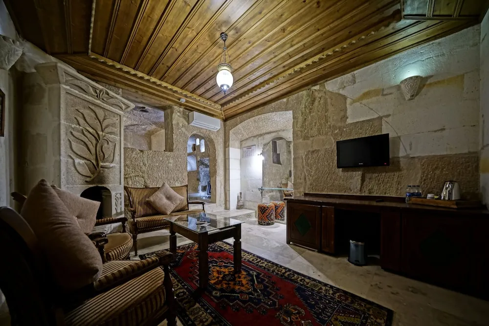 Premium King Cave Suite